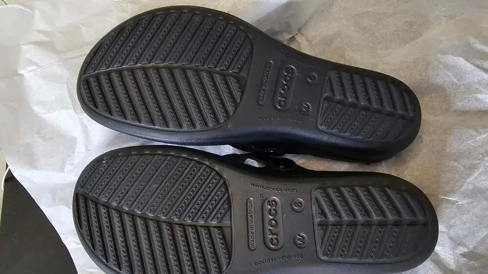 Crocs Sanrah Hammered Circle Wedge Flip Sandals Size 6